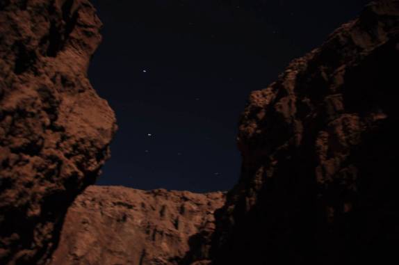 A lua cheia ilumina o canyon no Valle de la Luna, em San Pedro de Atacama - Chile